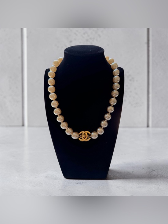 CHANEL Jewelry - Vintage CHANEL Classic Flap Turn-Lock CC Logo Choker Faux Pearl Necklace